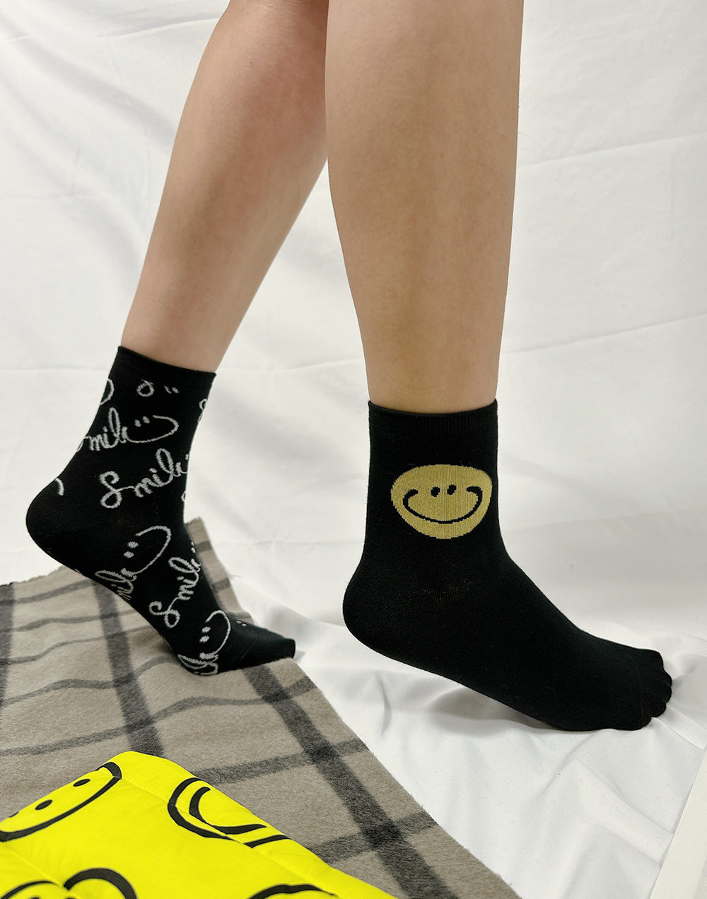 Women's Crew Handwriting Smile Mismatched AB Socks