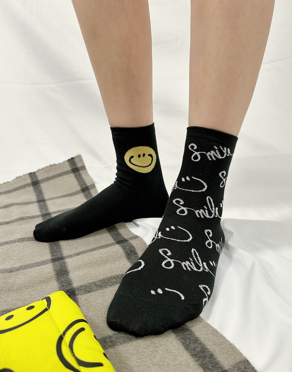 Women's Crew Handwriting Smile Mismatched AB Socks