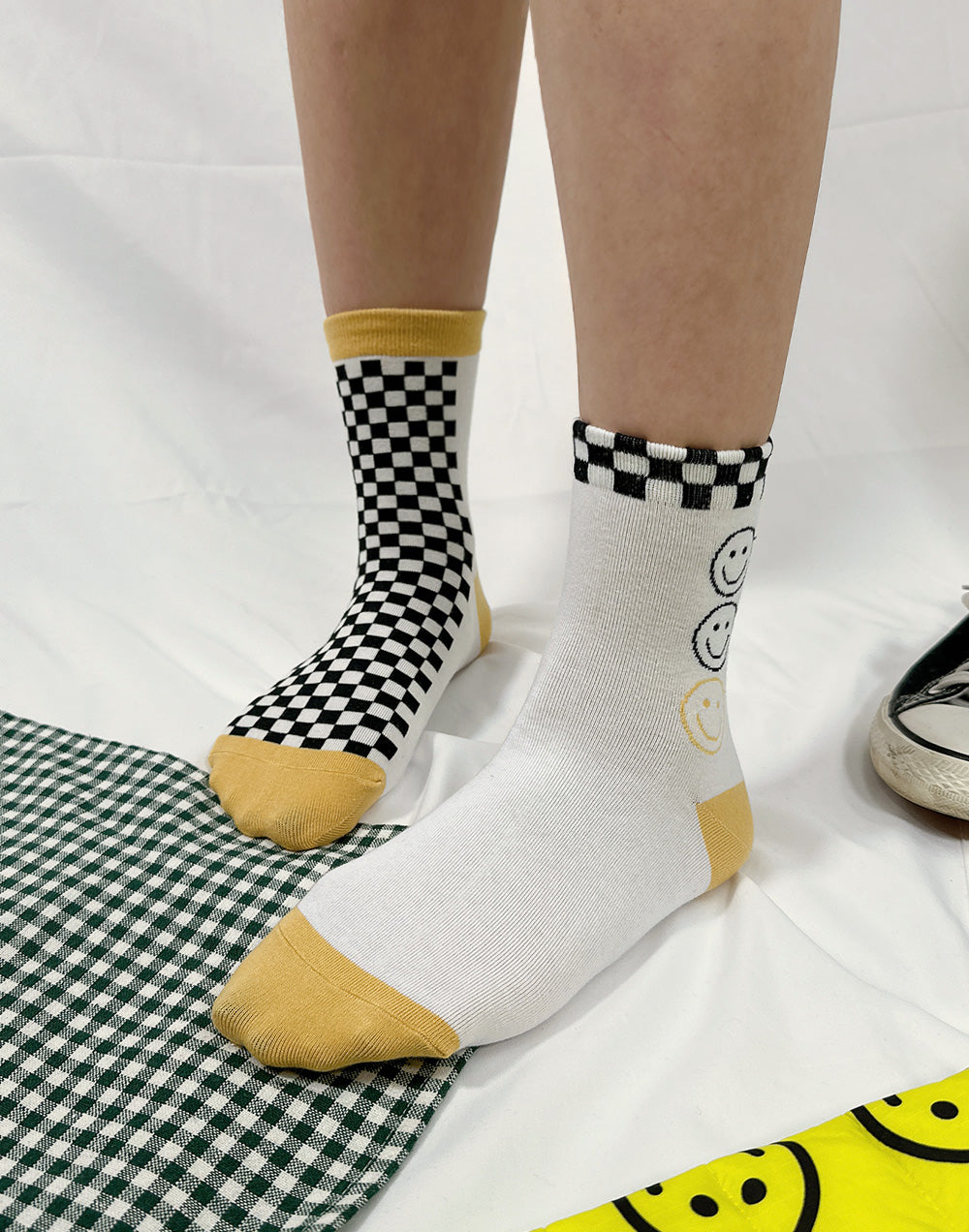 Women's Crew Check Board Smile Mismatched AB Socks