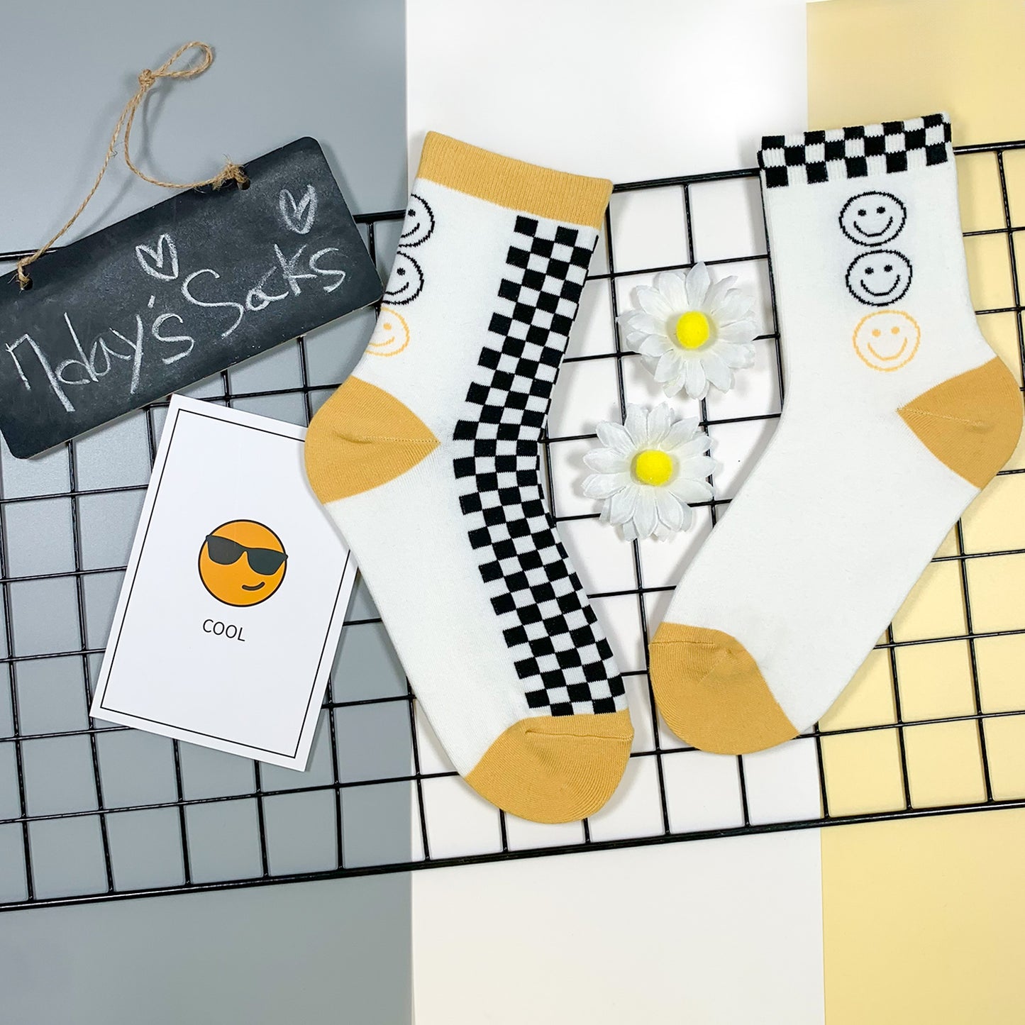 Women's Crew Check Board Smile Mismatched AB Socks