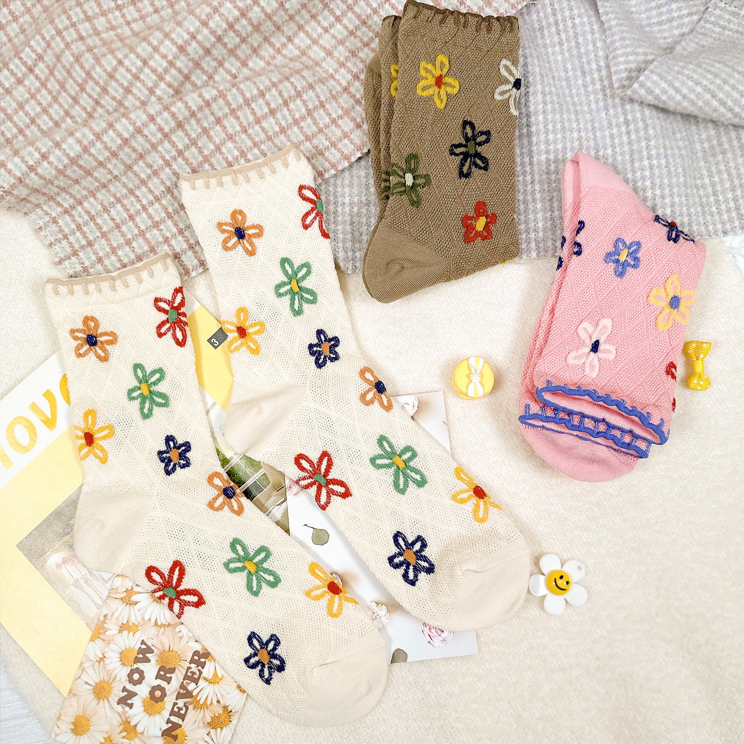 Women's Crew Flower Knit Pattern Socks