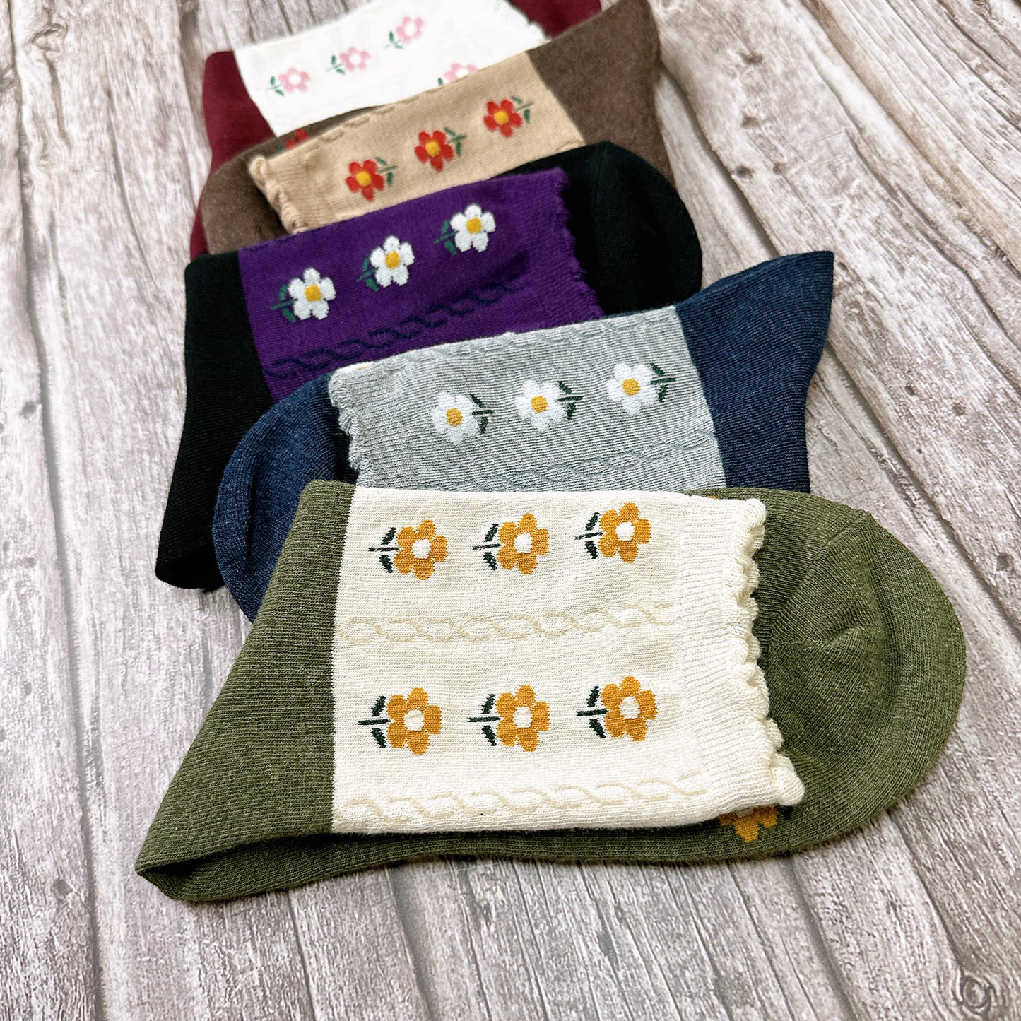 Women's Picot Flower Pattern Crew Socks