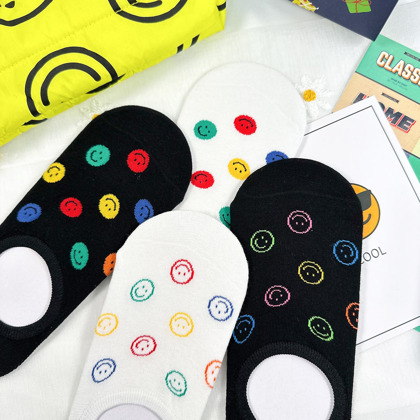 Women's No Show Popping Smile Socks