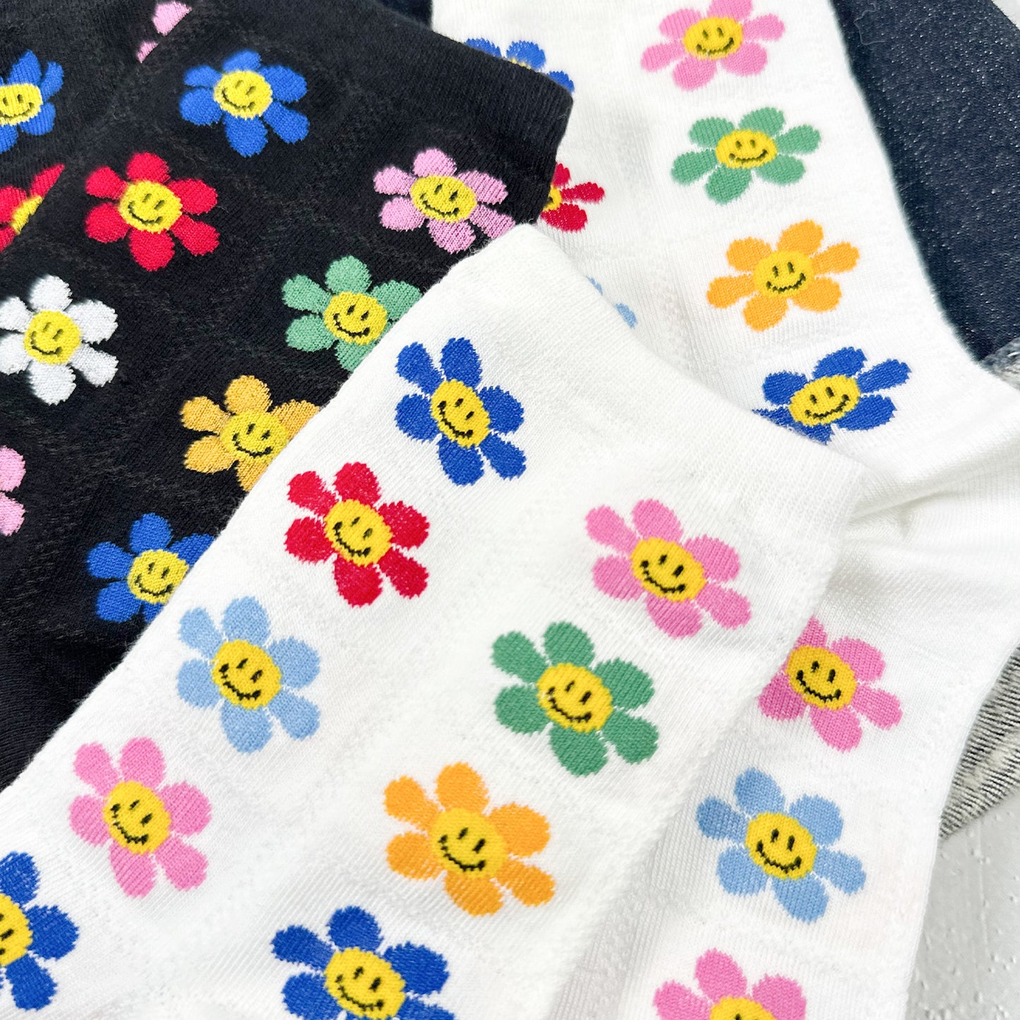 Women's Crew Retro Smile Flower Day Socks