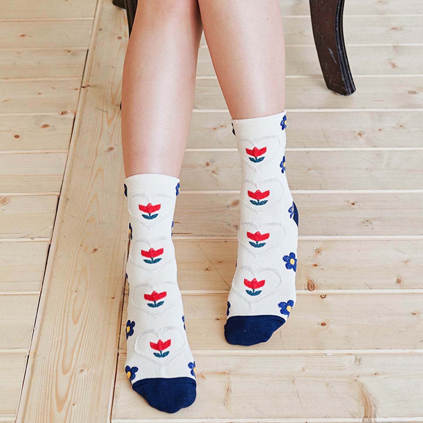 Women's Crew Heart Flower Deco Socks