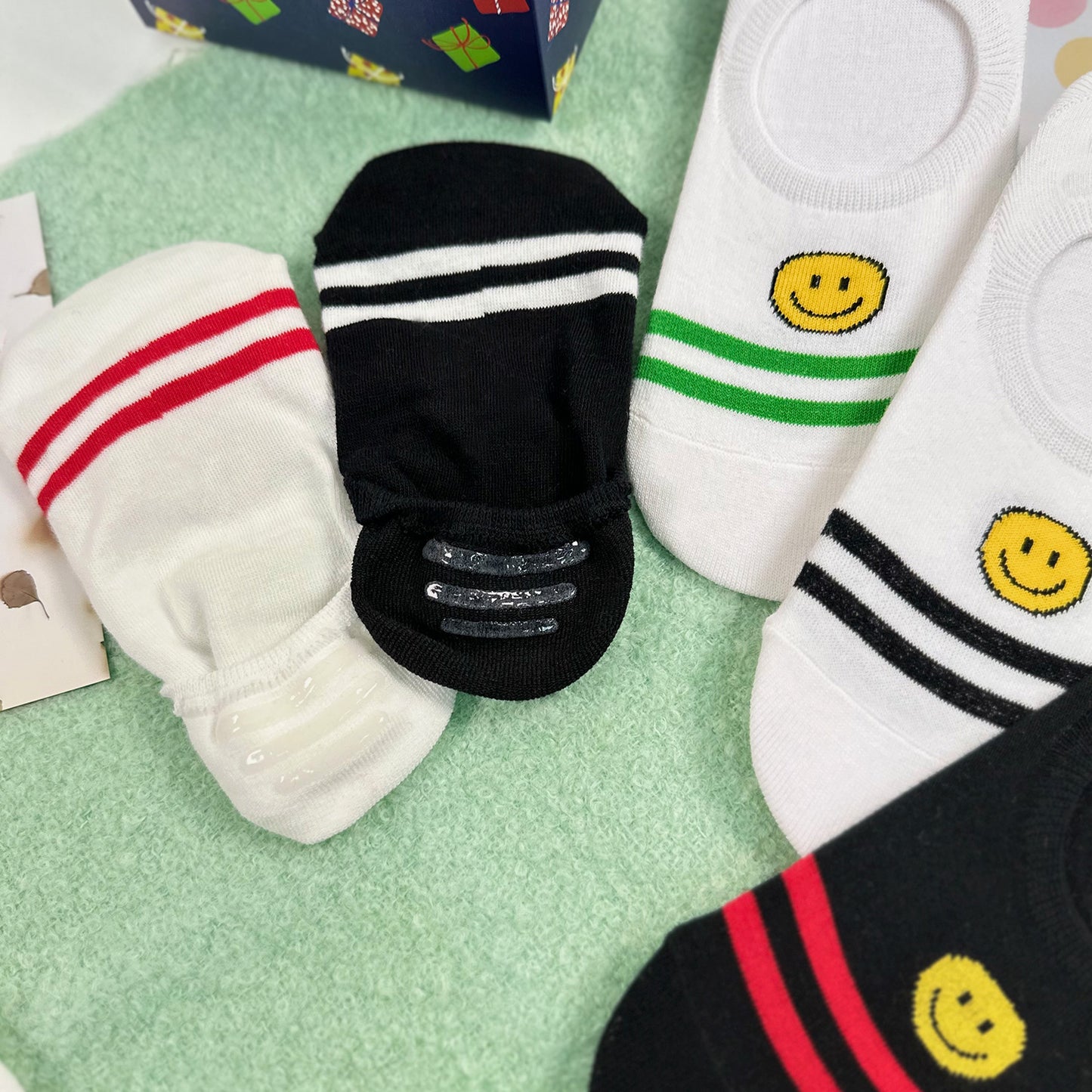 Women's No Show Stripe Smile Socks