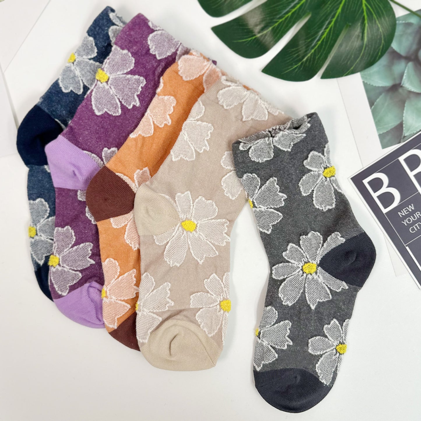 Women's Crew Daisy Embroidery Flower Socks